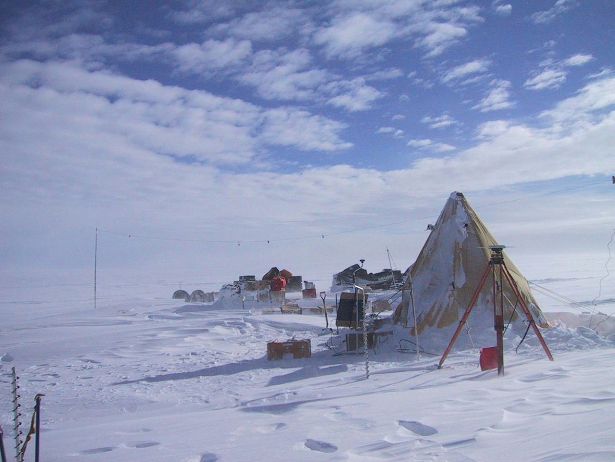 Astro_Cady's tweet image. #OTD 1/19/2005: @NASA's #OpportunityRover found an iron #meteorite on #Mars, the 1st #meteorite discovered on another planet.
In 2002-2003 — Nov thru Feb — I was part of a team searching for meteorites in Antarctica. We were a group of 4 (with a second group of 8 stationed  (1/5)