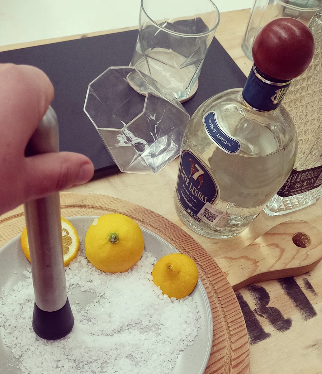 TheFiSG's tweet image. Aunque no lo parezca estoy en la oficina haciendo labor administrativo.

#SalMolida #Muddler #Cocteleria 
 #SaldeMar #working #LoveMyJob #machacador #Mojito #Spot #TequilaSieteLeguas #1800Cristalino