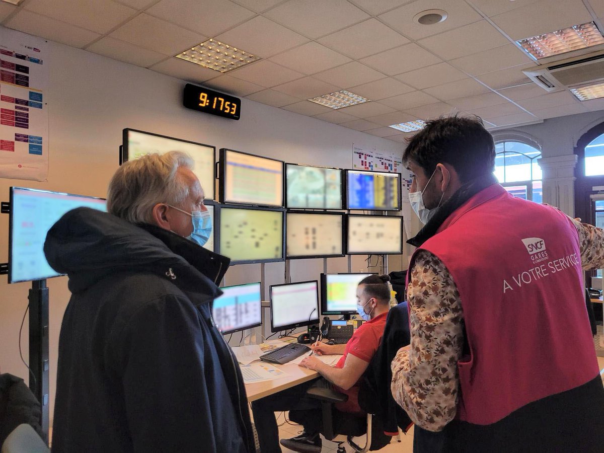 Steph_Dommange's tweet photo. Journée avec les équipes régionales de @GroupeSNCF en #GrandEst autour de Pierre Boutier, Dir du Programme #SNCF #BagageAbandonné 🧳 Sujet capital et dimensionnant pour la sécurité et la régularité des circulations : des équipes mobilisées 24/24 👏1/3 https://t.co/9hv6XQEwq0