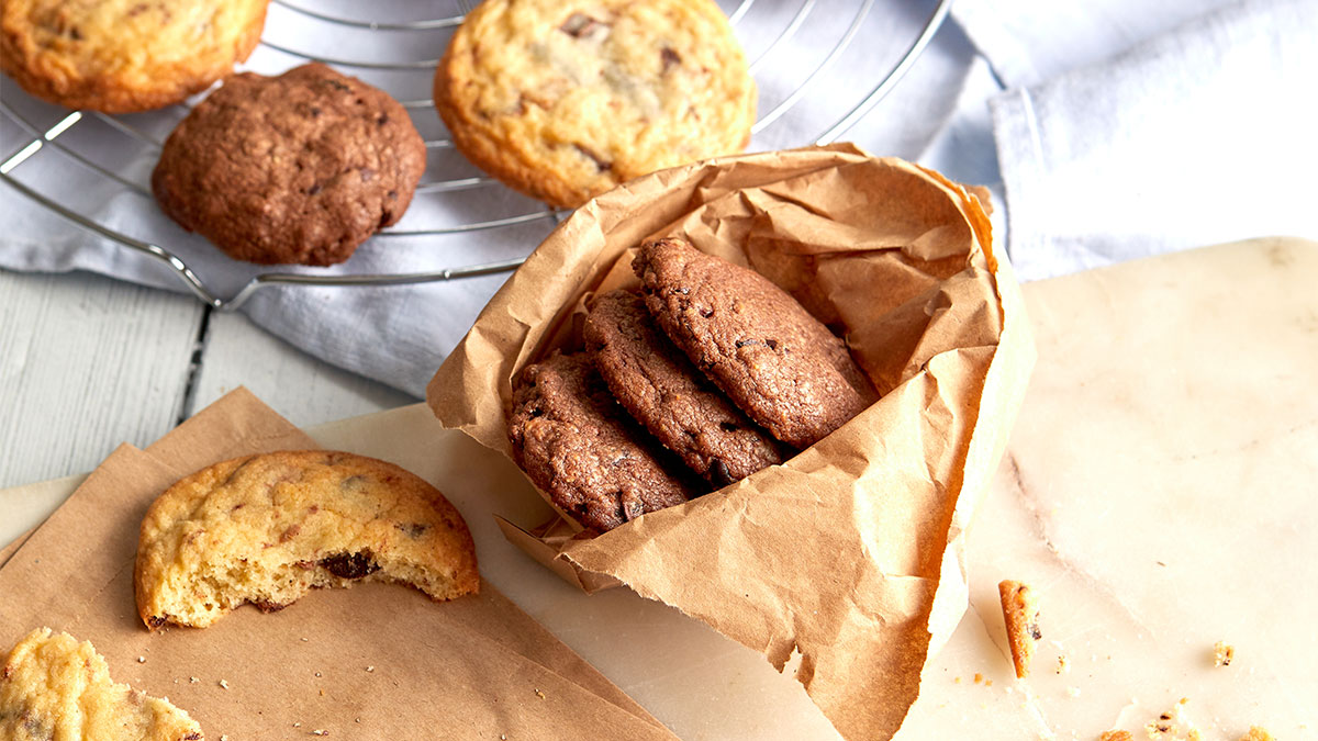 Enjoy mastering these single origin dark #chocolate and #cocoa nib #cookies from our development #chef <a href="/SamanthaRain21/">Samantha Rain</a>😋 In this #recipe Sam has used <a href="/RepdelCacao/">República del Cacao</a>'s chocolate, showcasing the richness and authenticity of the #ingredients 🍪 hubs.ly/Q010tbl00