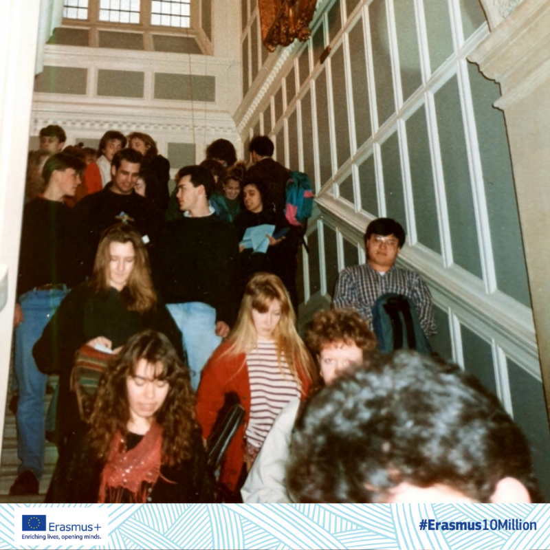 EU_Commission's tweet photo. Let our vintage pictures take you on an #ErasmusPlus journey through time.

To celebrate its 35th birthday, we selected 📸 of the first participants to the programme.

Since 1987, Erasmus has been a wonderful adventure for many Europeans.

↓ Read the story behind the images.