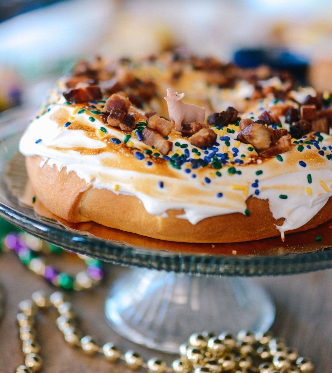dddneworleans's tweet photo. It's Carnival Time which means the return of king cakes to #DowntownNOLA 🎭 Step up your king cake game with these interesting takes on this classic treat 😋

💜 The Elvis king cake from @cochonbutcher
💛 Tres leches king cake from @MerilNola
💚 Churro king cake from Bearcat CBD https://t.co/QfvYwFy1se
