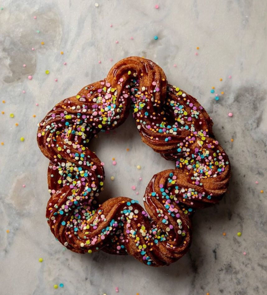 dddneworleans's tweet photo. It's Carnival Time which means the return of king cakes to #DowntownNOLA 🎭 Step up your king cake game with these interesting takes on this classic treat 😋

💜 The Elvis king cake from @cochonbutcher
💛 Tres leches king cake from @MerilNola
💚 Churro king cake from Bearcat CBD https://t.co/QfvYwFy1se