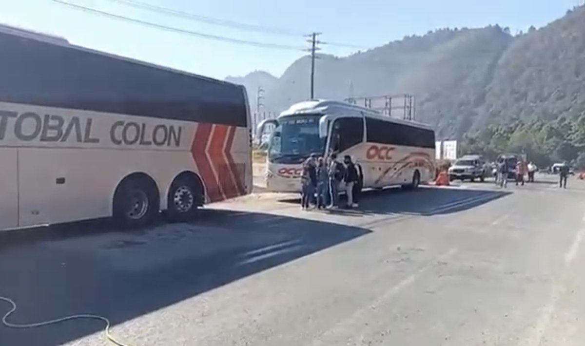 AlertaChiapas's tweet photo. Grupo de normalistas secuestran camiones de diferentes empresas y realizan bloqueo en la vía de cuota Chiapa de Corzo - San Cristobal a altura del km 46, indican que los pasajeros se encuentran dentro de las unidades, tome sus precauciones #Chiapas https://t.co/EBOtqU8f84