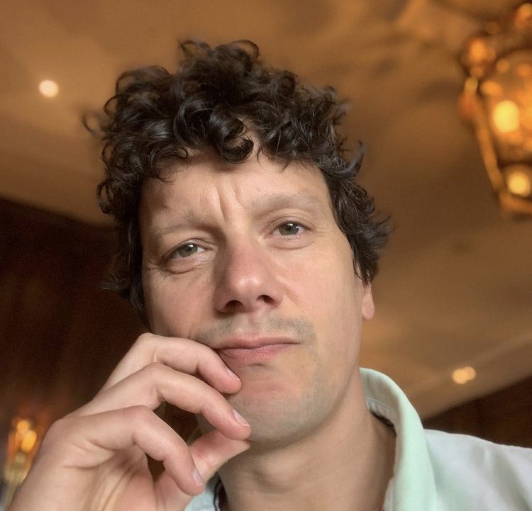 SariWester's tweet photo. @Leo1965Knokke @BenCampert @IngeGem @YouTube Daar heb je wel gelijk in.
#Bricks
#HandToChin
#SignOfPraise
#ThinkPose https://t.co/QCYNbxMiGX