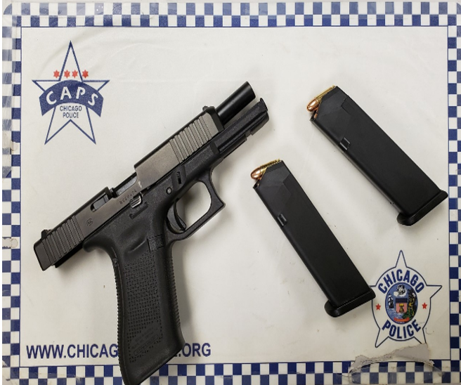 PoliciaChicago's tweet photo. Cargos por delitos graves de armas aprobados. Esta arma y cargadores poseídos ilegalmente fueron recuperados anoche durante una parada de tráfico en la cuadra 100 W. 31st St. por oficiales de @ChicagoCAPS01. ¡Gracias, Oficiales, por tu dedicación a nuestras comunidades! https://t.co/fHz38DTw9g