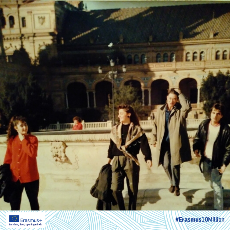 EU_Commission's tweet photo. Let our vintage pictures take you on an #ErasmusPlus journey through time.

To celebrate its 35th birthday, we selected 📸 of the first participants to the programme.

Since 1987, Erasmus has been a wonderful adventure for many Europeans.

↓ Read the story behind the images.