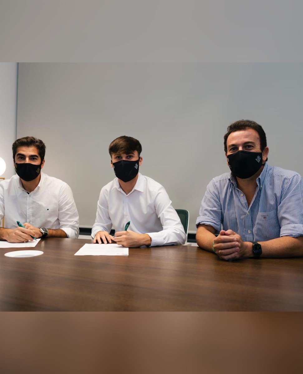 Muy feliz por renovar con el club que tanto me ha dado y agradecido también por el trato y cariño recibido en estos años. 
MUCHO BETIS SIEMPRE 💚