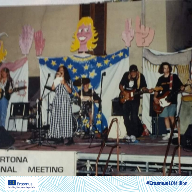 EU_Commission's tweet photo. Let our vintage pictures take you on an #ErasmusPlus journey through time.

To celebrate its 35th birthday, we selected 📸 of the first participants to the programme.

Since 1987, Erasmus has been a wonderful adventure for many Europeans.

↓ Read the story behind the images.