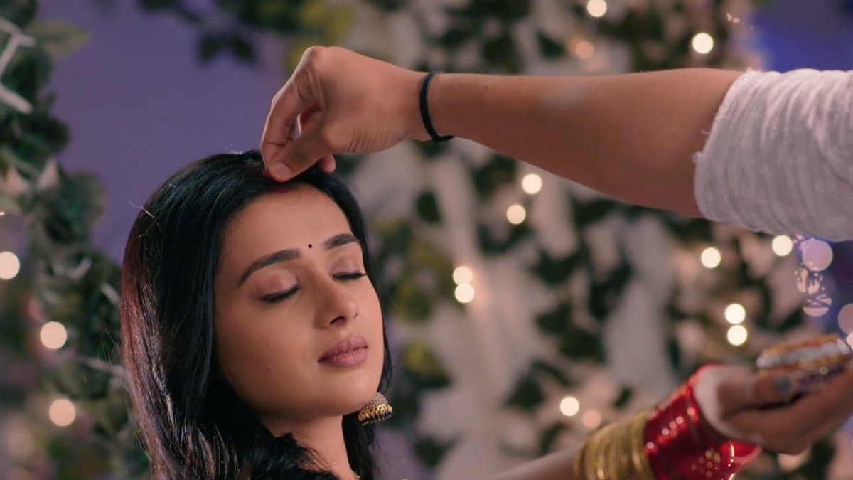 nekuparjapati14's tweet photo. What will be more than this, our respect in the world,
I am shining on my forehead, I am proud of becoming yours,.. ❤ 
Sirav❤✨

#SIRAVSPECIALHUG

#SasuralSimarKa2 #SSK2 #Aarav #Simar #SiRav #JashanEsiravmilan #AvinashMukherjee #RadhikaMuthuKumar @rads3092 @TheAvinashM https://t.co/7qAlt5alzc