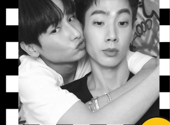 OffgunMY_'s tweet photo. 🤍🖤

#TogetherLoveTumcial2022 #ออฟกัน https://t.co/Z6LBLrl3Ie