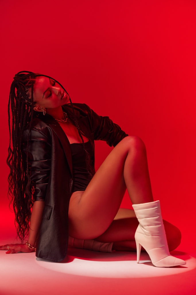 ShoeDazzle's tweet photo. Pants optional 🥵 #StyledinSD
Shop White Boots --> https://t.co/51p3IOkOKb https://t.co/Q2sEzkLpcw