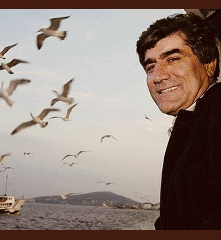Faşizme inat kardeşimsin #HrantDink Ne zamanki sömürenlerin birbirimize karşı körüklediği ırkçılık zehrinden kurtulabilirsek, o gün özgürleşebiliriz. #HrantDinksiz15Yıl