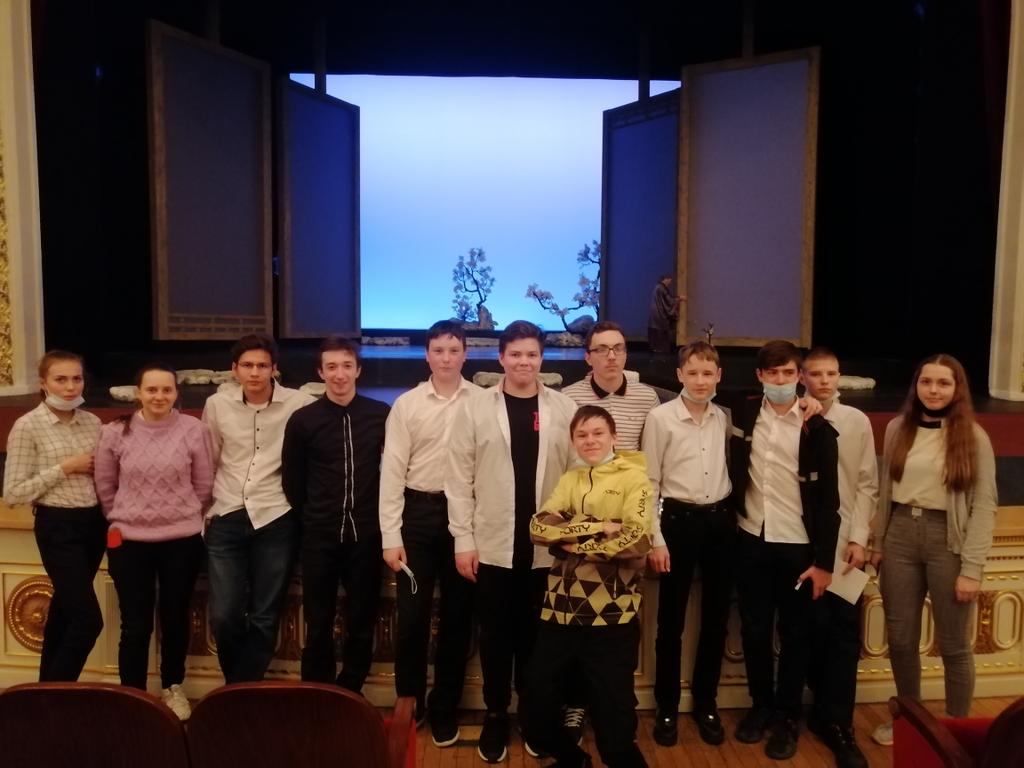 29 учеников ГБОУ ООШ №2 п.г.т.Смышляевка сегодняшний вечер проводят в Театре оперы и балета на опере "Мадам Баттерфляй".  Посещение театра организовано в рамках государственной программы по приобщению молодёжи к культуре  "Пушкинская карта".