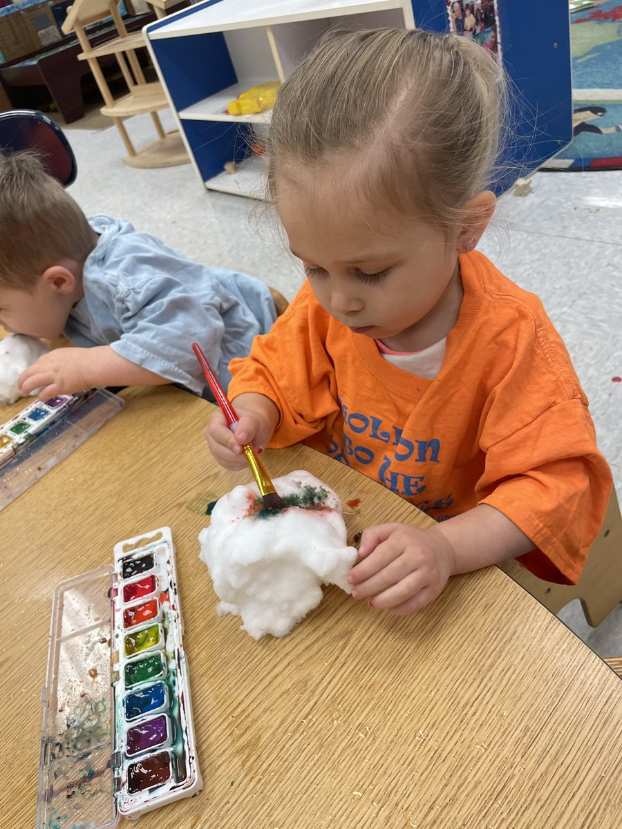KCS_EarlyChild's tweet photo. Painting Snow @ Washington ECLC https://t.co/PRJbrLM01Q