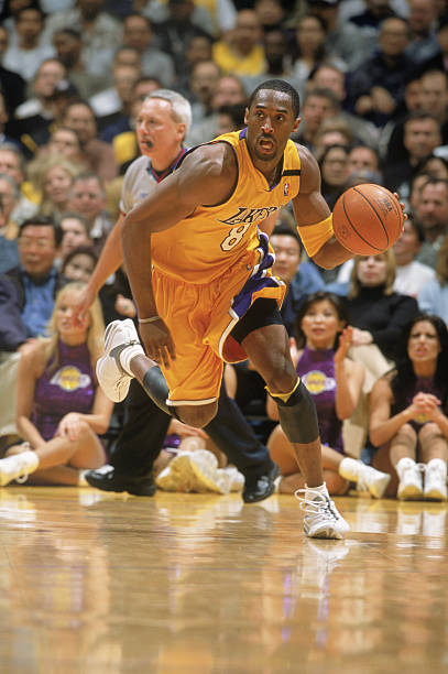 kobehighlight's tweet photo. One day after the birth of his daughter Natalia, Kobe Bryant wore his hospital ID bracelet as the Lakers defeated the Clippers (2003) 🙏 https://t.co/eW0ogCikh5