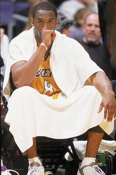 kobehighlight's tweet photo. One day after the birth of his daughter Natalia, Kobe Bryant wore his hospital ID bracelet as the Lakers defeated the Clippers (2003) 🙏 https://t.co/eW0ogCikh5