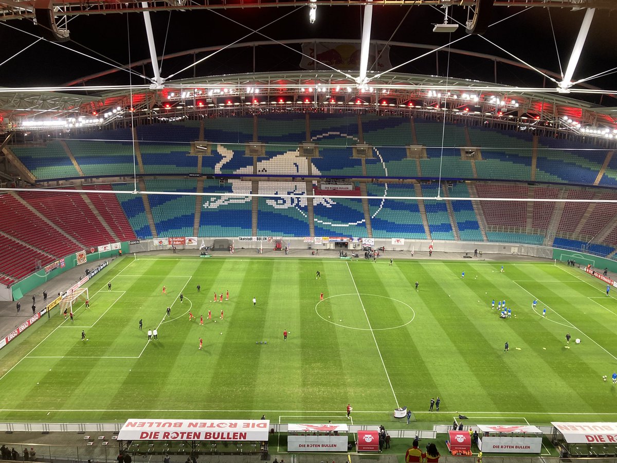 rb_live's tweet photo. Botschaft derer, die nicht da sein können: „Kämpft weiter mit Herz und Leidenschaft, wir wollen mit Euch nach Berlin fahren“ #RBLFCH #RBLeipzig https://t.co/D8RIn2USvW