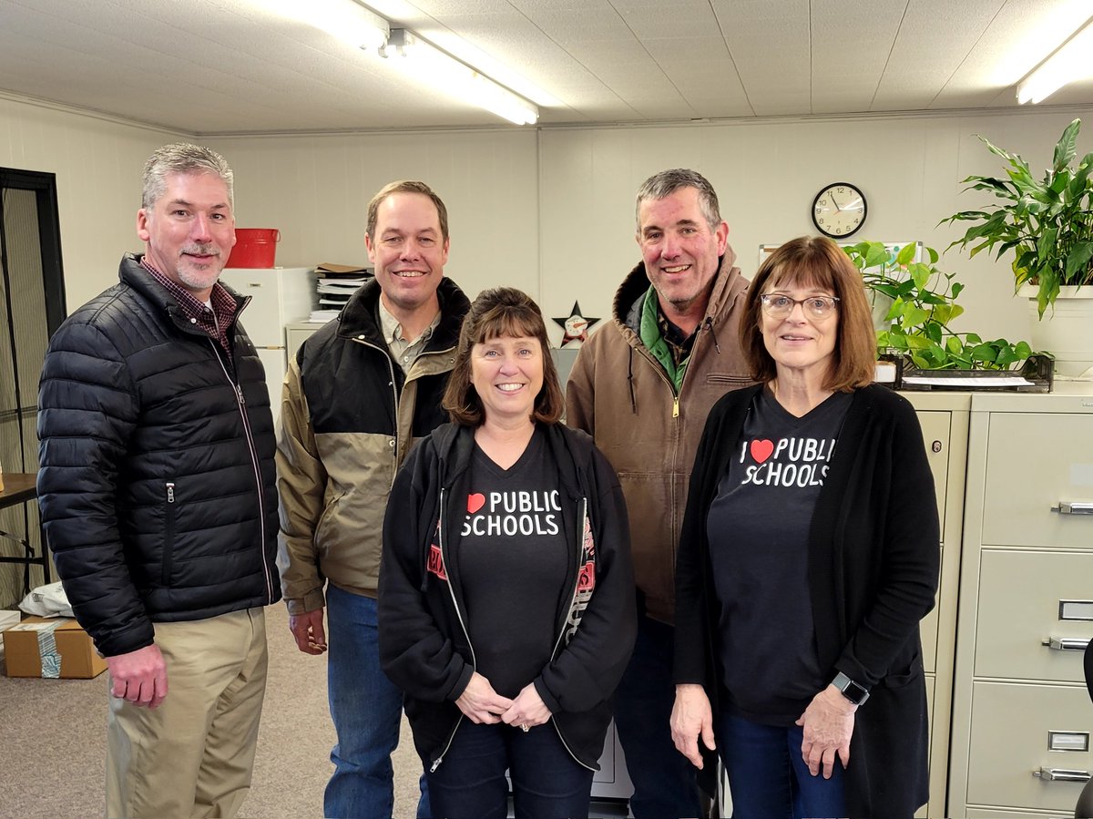 DaleHafer's tweet photo. Ainsworth School Board Members surprised all staff with "goodie bags" today. ACS loves its staff and public schools! #ilovepublicschools https://t.co/OKFSAPpzd4