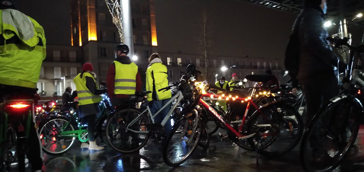 LoganBrague's tweet photo. Début de la #veloparade @VeloAmiens

On a bien préparé le #VTT pour l'occasion 💡💡 https://t.co/0slIXztKaD