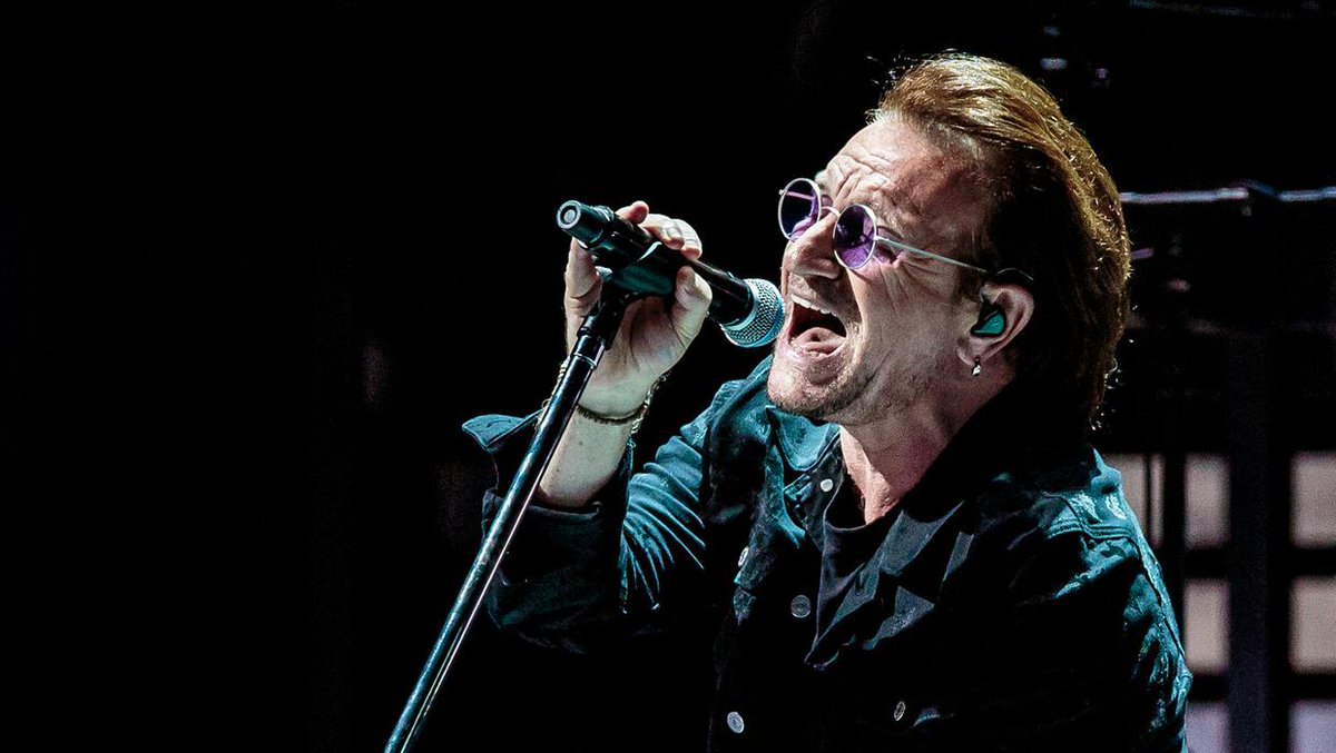 Боно отзывы. Bono u2. Боно один глаз. Фронтмен. Боно из u2 плачет слёзы.