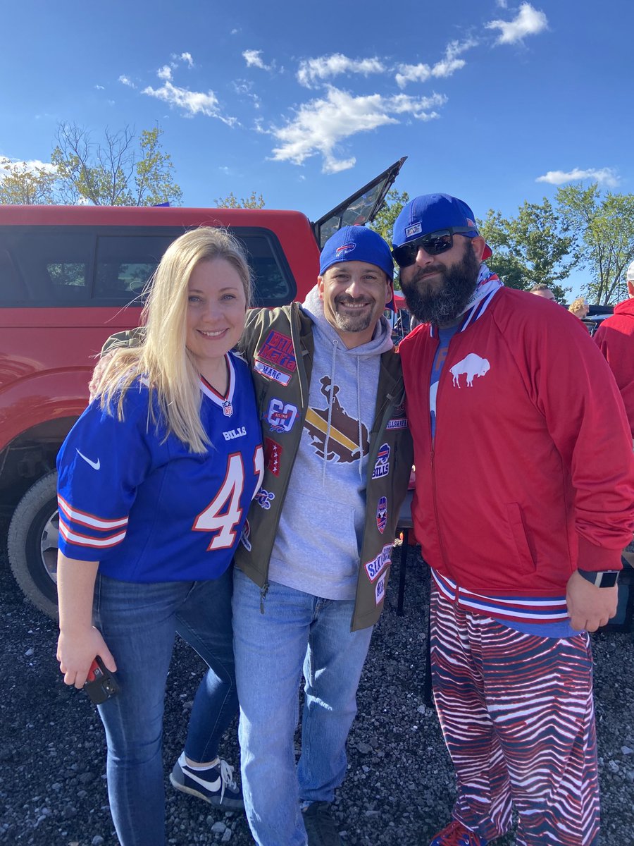 NorthernDutch's tweet photo. Imagine meeting these 3 cool kids for the first time, one glorious Sunday afternoon! Proof that miracles can happen! Go Bills 💪🦬❤️🏈👍🇺🇸 https://t.co/xKX5OqHrCm