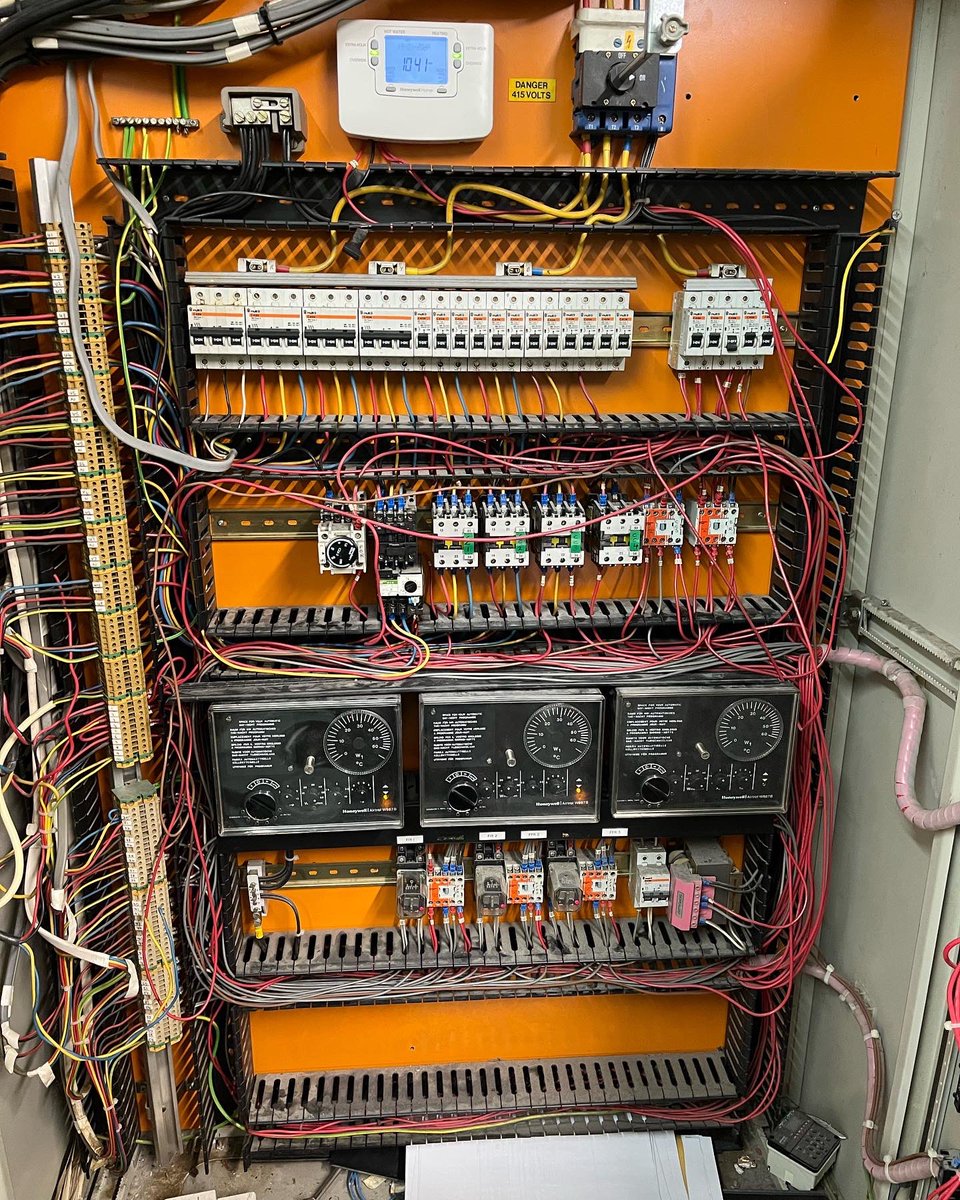 intelligas's tweet image. We’re looking forward to breathing some new life into these two delapidated control cabinets. 

Removal &amp;amp; replacement of these panels isn’t possible due to the sites being live and trading.  

We’re always happy to accommodate our clients needs

#hvac #hvacrepair #hvacengineer