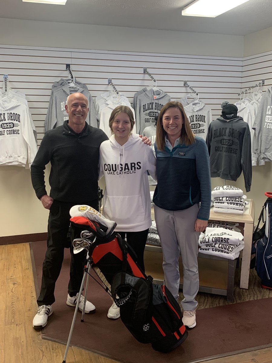 LC Golfer Theresa Lazanich was presented with a new set of clubs by Danielle Nicholson of the NOPGA Foundation’s “Clubs Fore Kids”. Pro Tim Ausperk took the initiative to assist Theresa as she had previously been using a number of old mismatched mens clubs the last 2 years.