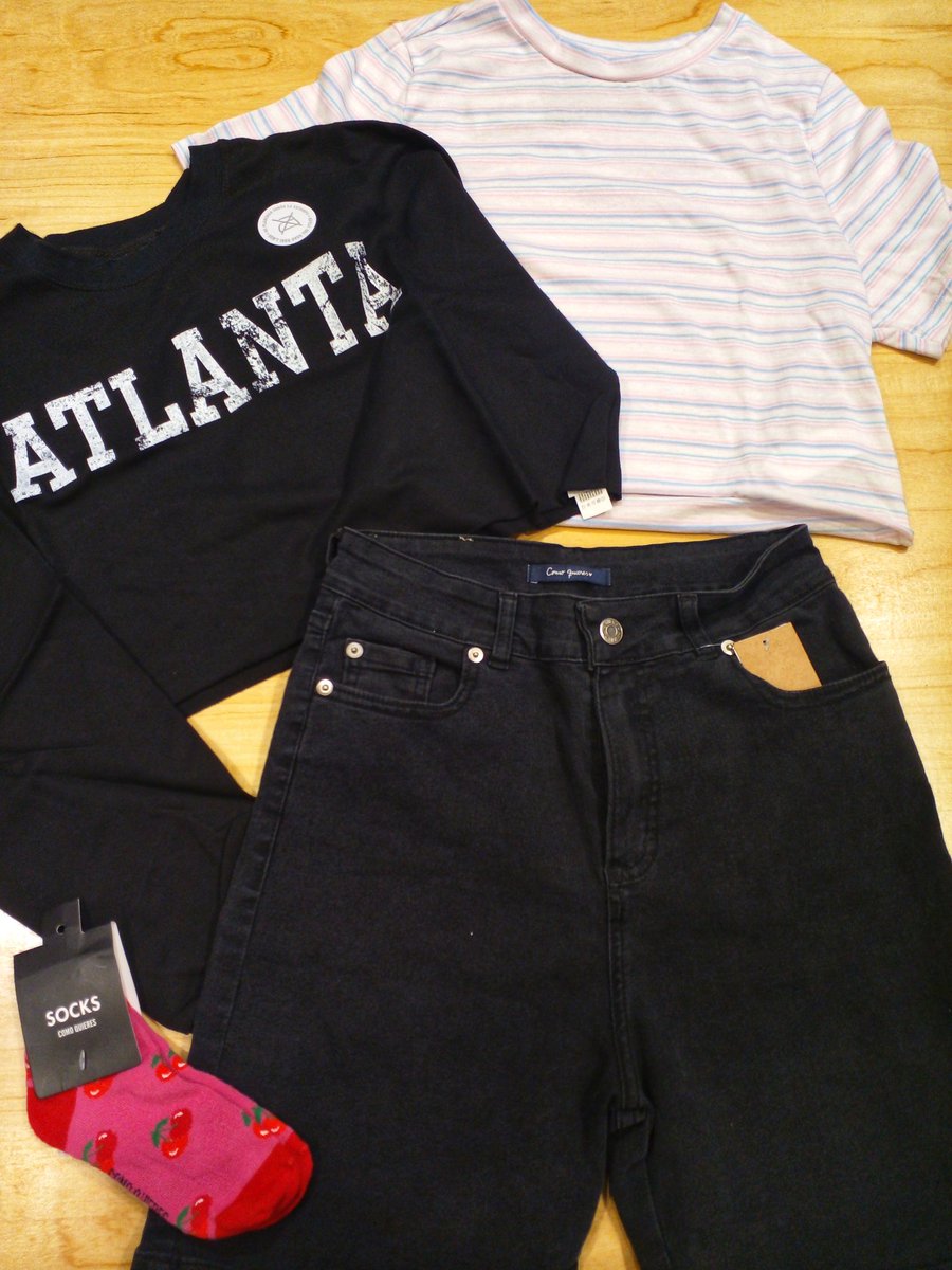 Mira este look para este dia tan raro!
▫️Bermuda Den Shadow
▫️Remera Mc Coast 
▫️Buzo Atlanta
▫️Medias Feli 
Todo disponible en nuestro local!!!

#CQlooks #cqvr💋