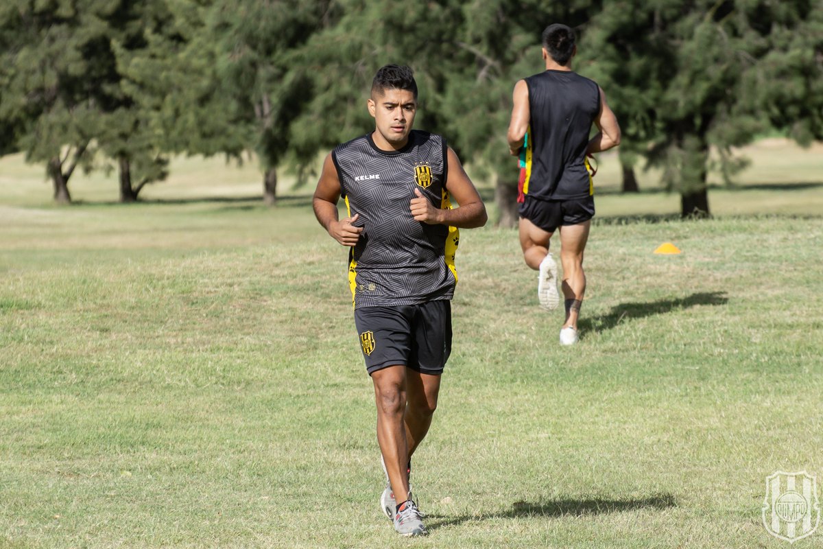 OlimpoDe1ra's tweet photo. 🎙️ Pablo Ortega en #OlimpoDe1ra: "Venía de jugar en Primera Nacional pero cuando me llamó #Olimpo no lo dudé. Sabemos que no es fácil, que va a ser difícil pero todos somos conscientes de que es un club que está de paso en esta categoría".
📸 @Olimpo_Oficial. https://t.co/cE4IpKQCg9