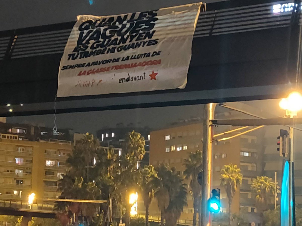 A la Plaça Cerdà i al pont de la Zona Franca ens solidaritzem amb les companyes en Vaga al port de Barcelona. #VagaAmarradors
👷Seguretat a la feina🚨
👬👭Contractació de personal 👬👭
⚖️Equiparació salarial💵

Si guanya la vaga, hi guanyem totes!