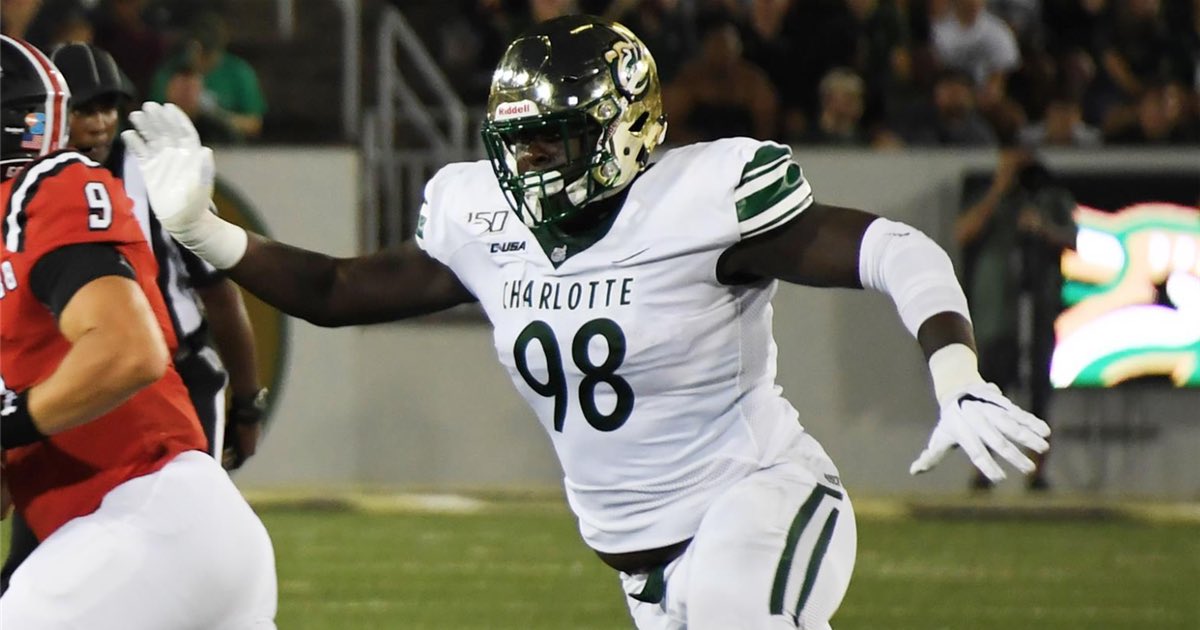 LorenzoAvila_71's tweet photo. After a great conservation with @CoachWestDL  I’m beyond blessed to have received my first Division 1 FBS Offer PWO To The University of Charlotte🟢⚪️ @CharlotteFTBL @DHill39 @CoachTroop3 @GregBiggins @vcspreps @coachcj317 #CharLIT #CaptureTheRUSH https://t.co/TRQT9lteeL