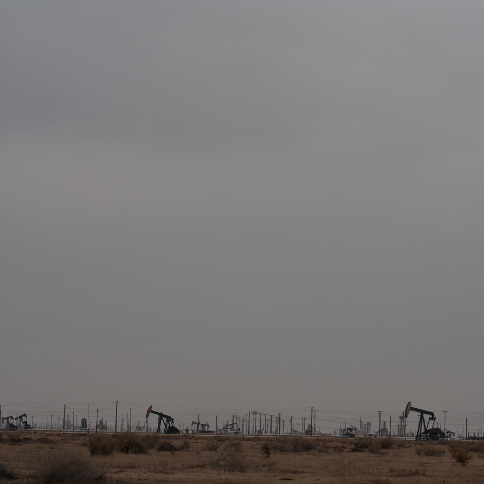 ExtractionArt's tweet photo. M. Robert Markovich, Oil Rigs on Horizon 0125, West of Highway 33, California, 2021
From the Series: Department of Water, Power and Information

#ExtractionArt #oilrigs #oilandgas #fossilfuels  #climatechange #climatechangeart #anthropocene #anthropoceneart #photography https://t.co/iuz7p2XNOR