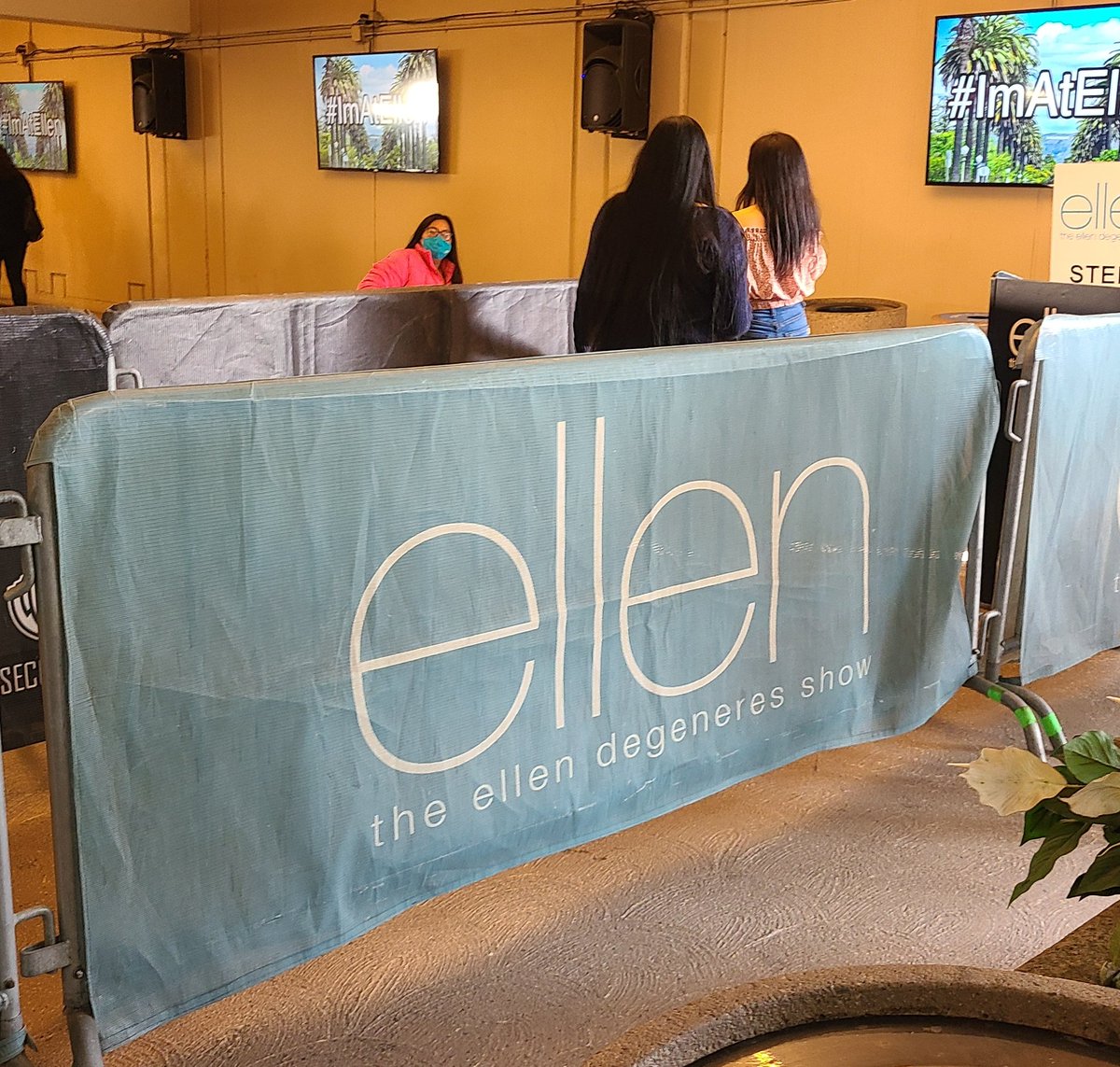 lizzyroseacosta's tweet photo. This is so exciting!!! #ImAtEllen #EllenDeGeneres #TheEllenShow https://t.co/qnBPDk0Fqg