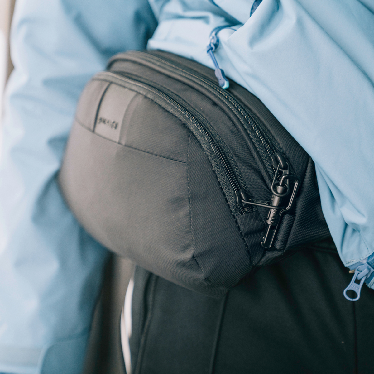 Just because it's small doesn't mean there's any less anti-theft technology.  

The Metrosafe LS120 Hip Pack includes lockable zippers, cut-resistant materials and strap, and an RFID-blocking pocket.

#hippack

#protectwhatsvaluable #protectyourbelongings #antitheft