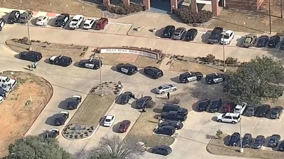 ClevelandFor30's tweet photo. Two people have been detained at two different Denton high schools after five schools in Denton were locked down Wednesday due to "unsubstantiated threats." Denton police said several campuses were searched and that no credible threat or weapons were found. Lockdowns lifted. https://t.co/2fmdKO7cMT