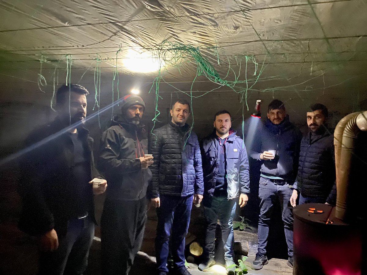 cemalyeniacun's tweet photo. Genç Çiftçilerimizin yanındayız. 

Zirai don nöbeti tutan genç çiftçilerimizi Mahmutlar Mahalle Başkanımız Vedat Kısa ve Yönetim Kurulu üyelerimiz ile birlikte ziyaret ettik. 

@alibayramdogan 
@mustafatoklu07 https://t.co/rBJ69Y9qTH