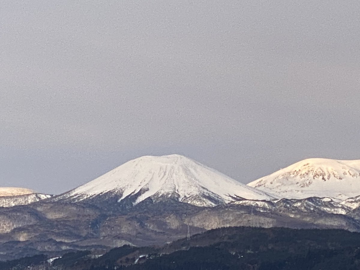 おはようございます！1月20日の福島市、太陽がでてますね。今日の予報は晴れのちくもり。最高気温　
4度となっておりました。今日は1年で最も寒いとされる大寒ですが、比較的荒れる気配はなさそう。ただとっても空気は冷えてますので、温かくしてお過ごし下さい。
#ぐる朝　#イマソラ　#福島市天気