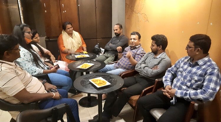 milind_kapade's tweet photo. @ncc_ex असोसिएशन च्या  विलेपार्ले विधानसभा* क्षेत्रातील सर्व पदाधिकारी व एक्स कॅडेट्स ह्यांची  बैठक *विलेपार्ले असेंबली कमांडर माधवी कदम*  हयांच्या नेतृत्वाखाली  आयोजित करण्यात आली होती. एक्स कॅडेटस् परिचय व असोसिएशनच्या कार्य पध्दती वर आधारित विषयांवर चर्चा केली.#jaihind https://t.co/dJBAHsXM23
