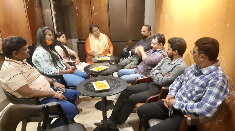 milind_kapade's tweet photo. @ncc_ex असोसिएशन च्या  विलेपार्ले विधानसभा* क्षेत्रातील सर्व पदाधिकारी व एक्स कॅडेट्स ह्यांची  बैठक *विलेपार्ले असेंबली कमांडर माधवी कदम*  हयांच्या नेतृत्वाखाली  आयोजित करण्यात आली होती. एक्स कॅडेटस् परिचय व असोसिएशनच्या कार्य पध्दती वर आधारित विषयांवर चर्चा केली.#jaihind https://t.co/dJBAHsXM23