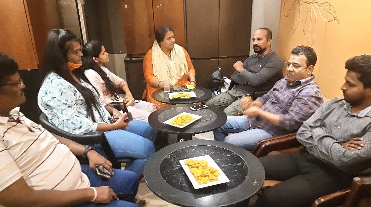 milind_kapade's tweet photo. @ncc_ex असोसिएशन च्या  विलेपार्ले विधानसभा* क्षेत्रातील सर्व पदाधिकारी व एक्स कॅडेट्स ह्यांची  बैठक *विलेपार्ले असेंबली कमांडर माधवी कदम*  हयांच्या नेतृत्वाखाली  आयोजित करण्यात आली होती. एक्स कॅडेटस् परिचय व असोसिएशनच्या कार्य पध्दती वर आधारित विषयांवर चर्चा केली.#jaihind https://t.co/dJBAHsXM23