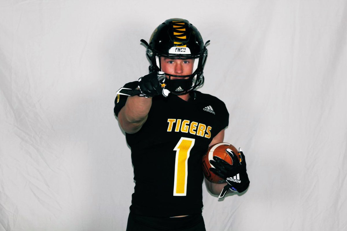 JaxonKolzow's tweet photo. Committed 🟡⚫️                @SC_MustangFB         @FHSUFootball                 #GOTIGERS🐯 https://t.co/4ZKQ0AKzfb