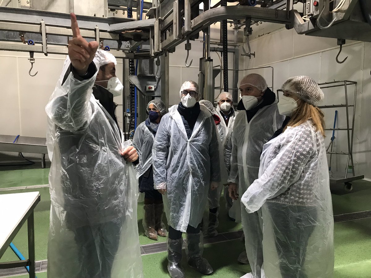 🥩🐂Gracias a #DehesaGrande x abrirnos las puertas a esta cooperativa señera de #Vitigudino y al consejero de Agricultura, <a href="/JesusJCarnero/">Jesus Julio Carnero</a>, que ha conocido de primera mano el buen hacer de esta industria que aglutina 600 cooperativistas.