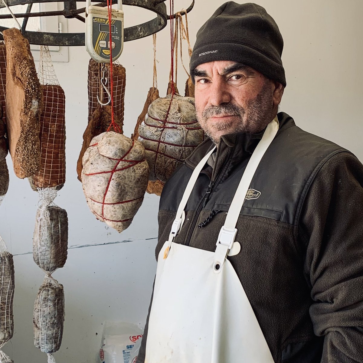 U latte biancu, u casgiu frescu,
Un beddu brocciu cù lu caprettu,
Ne campa tutta la mio famiglia
Di l'impiegati ùn aghju inviglia.