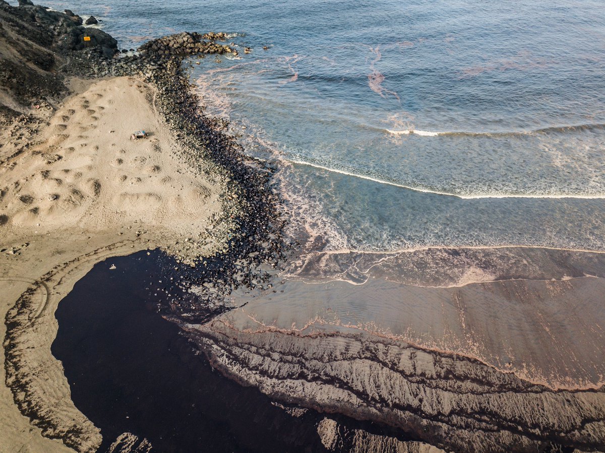 Hilo de fotos de cómo está el mar de Santa Rosa hoy, luego del derrame de petróleo originado por la refinería La Pampilla, de Repsol. El daño ambiental es terrible. 
📸: Adán Calatayud