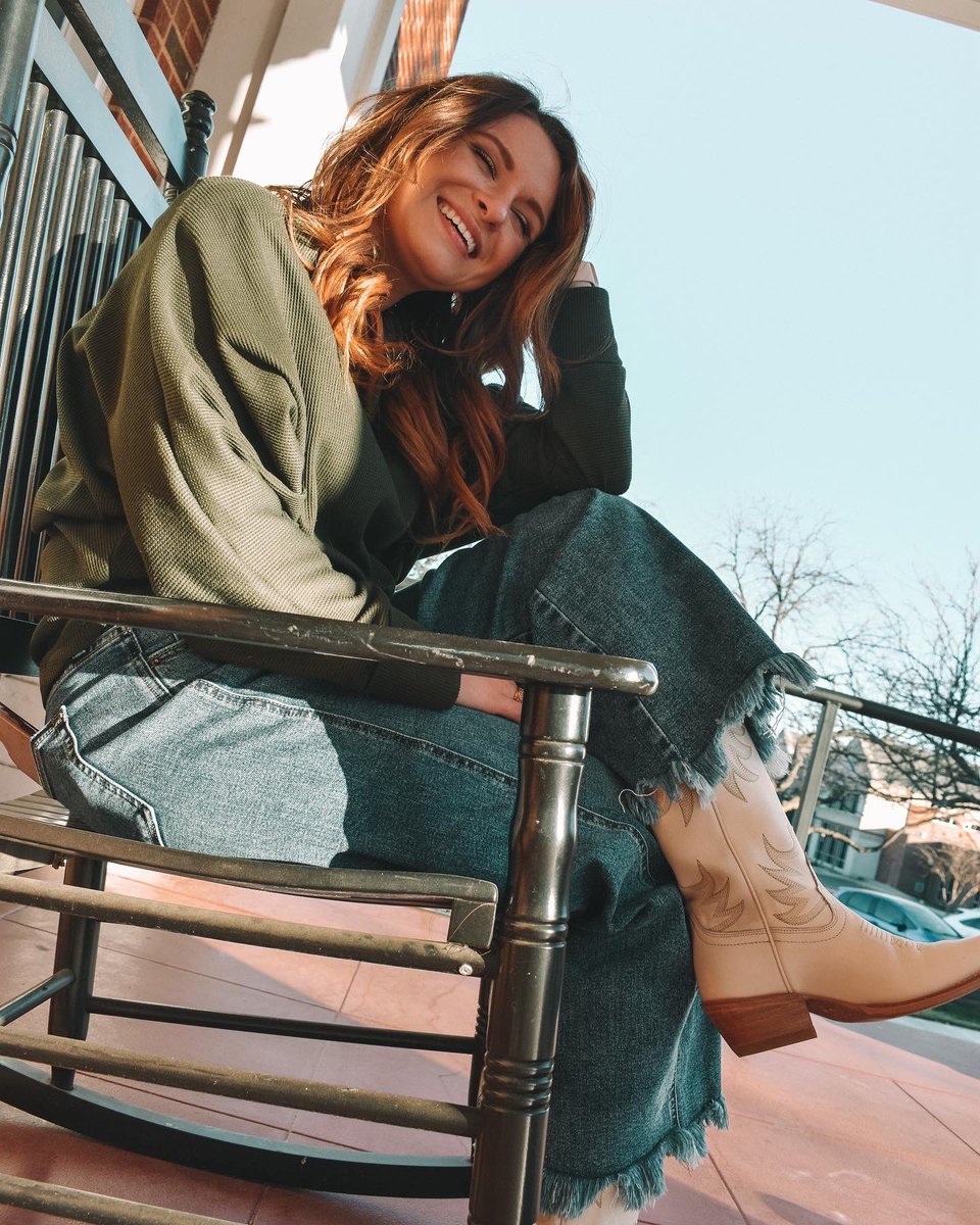 rebeccalsloane's tweet photo. just here to show off my new boots🤠
@tecovas https://t.co/B53rfEcCF3