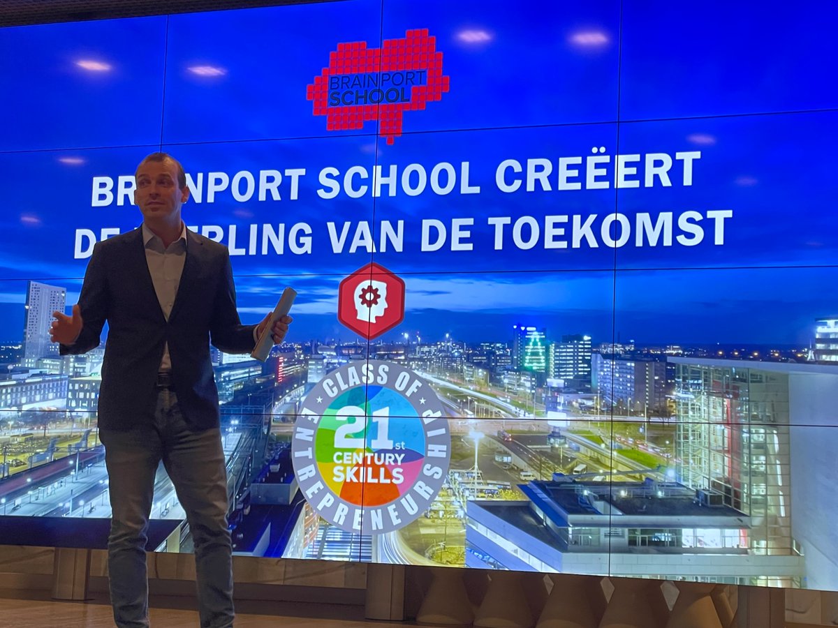 Wethouder <a href="/StSteenbakkers/">Stijn Steenbakkers</a> trapt de masterclass ‘Personal branding’ van #ClassofEntrepreneurship van Brainportscholen af met een mooi persoonlijk verhaal. Inspiratie voor leerlingen van <a href="/Eckartcollege/">Eckartcollege</a>, <a href="/HetFritsPhilips/">Het Frits Philips </a>, <a href="/JvBCollege/">Jan van Brabant College - Molenstraat</a> en <a href="/drknippenberg/">Dr. Knippenbergcollege</a>