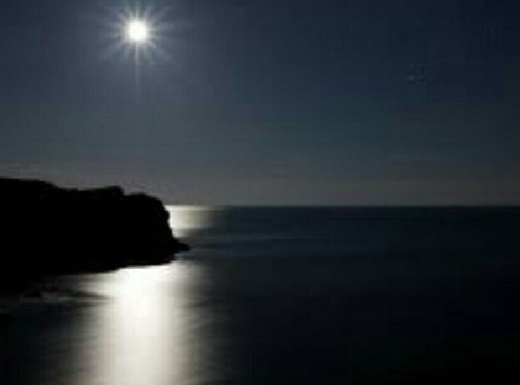 ночь солнце море ночь. красивый ночной закат. ночное море. темный закат. лунная ночь.