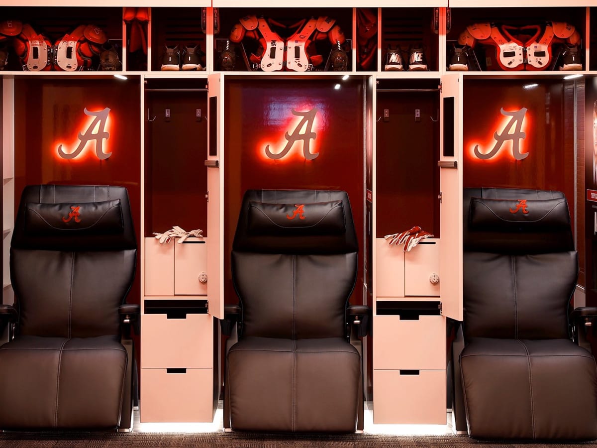 I am truly blessed to have receive an offer from The University of Alabama 🔴⚪️<a href="/HolmonWiggins/">Holmon Wiggins</a> <a href="/AlabamaFTBL/">Alabama Football</a> <a href="/coachajjohnson/">Andy Johnson</a> <a href="/BooneBravesSwag/">Boone Braves Football</a> <a href="/Andrew_Ivins/">Andrew Ivins</a> #RollTide