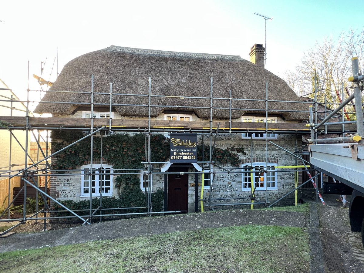 SamScaff2003's tweet image. We all love a fresh thatch roof ! #masterthatchers #dorset #countryside #scaffolddorset #dorsetscaff #scaff